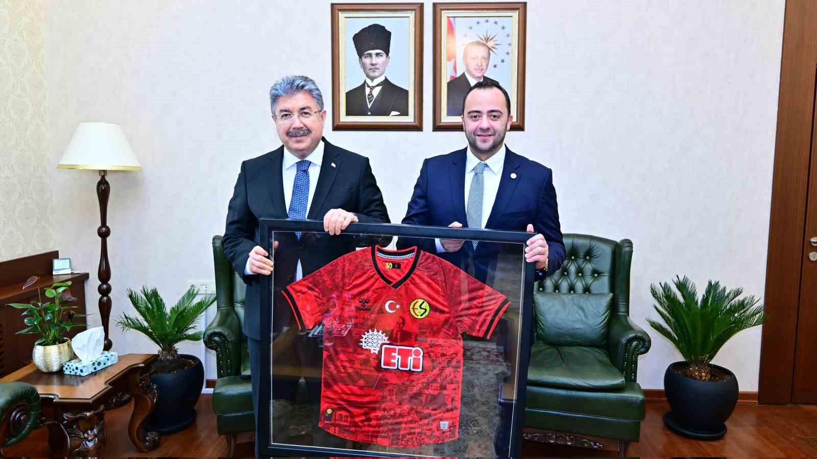 Eskişehirspor Başkanı Ulaş Entok, Vali Yılmaz’ı ziyaret etti