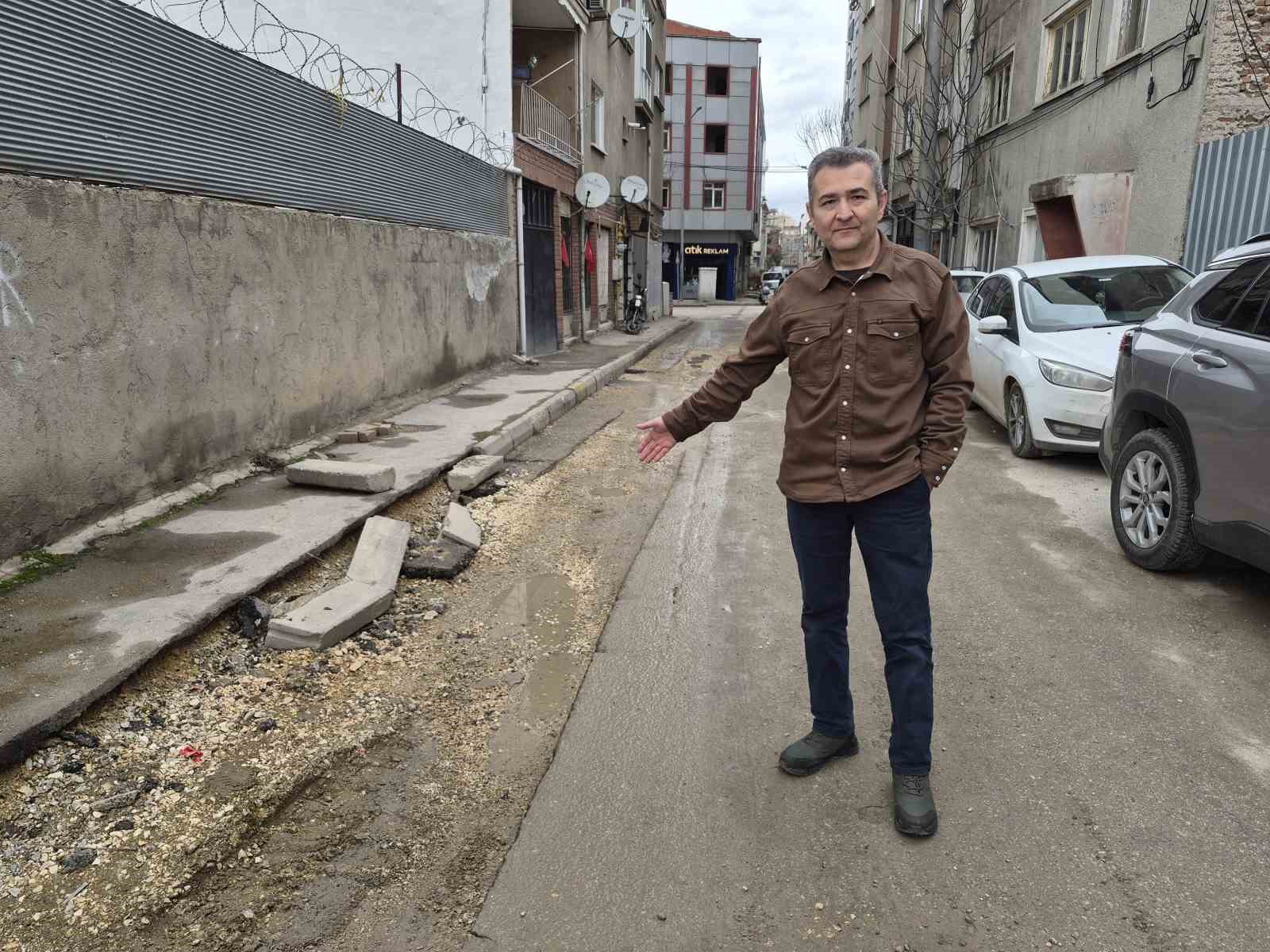 Altyapı çalışmaları sırasında bozulan sokağın onarılması bekleniyor