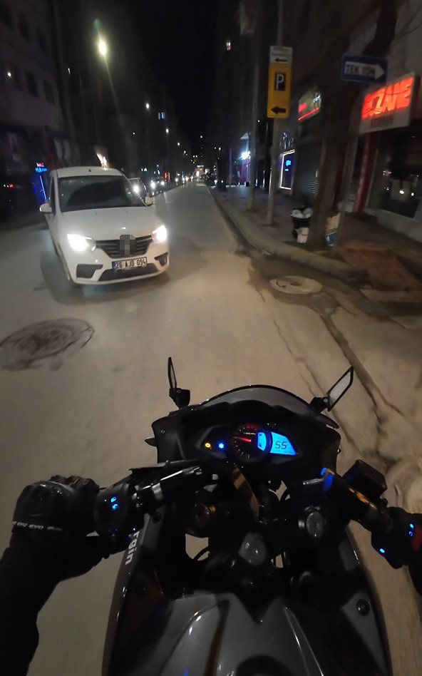 Önüne bir anda çıkan araçtan kıl payı kurtuldu