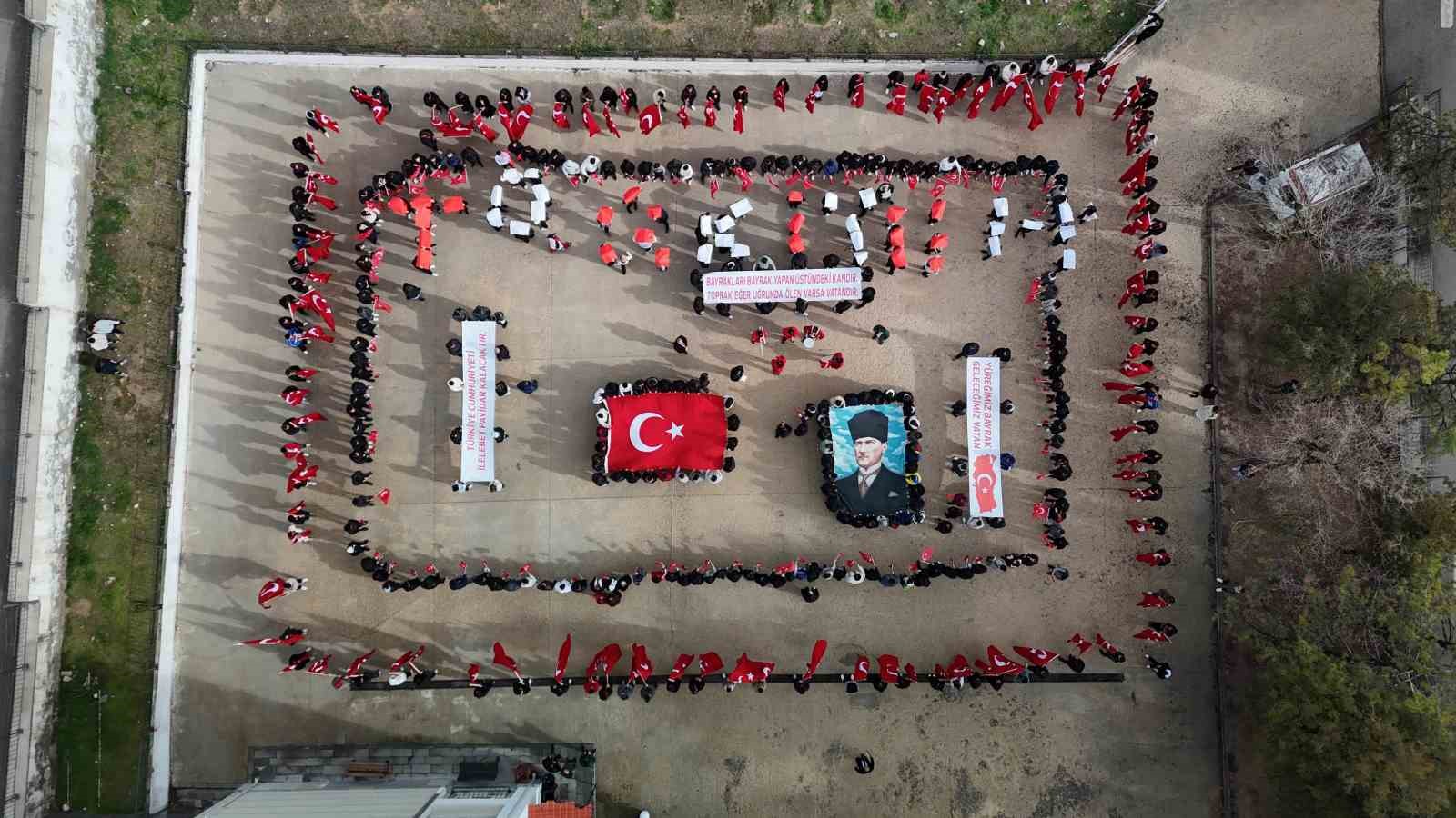 Yunus Emre MTAL’de öğrenciler 103 Türk bayrağı açarak Cumhuriyeti selamladı