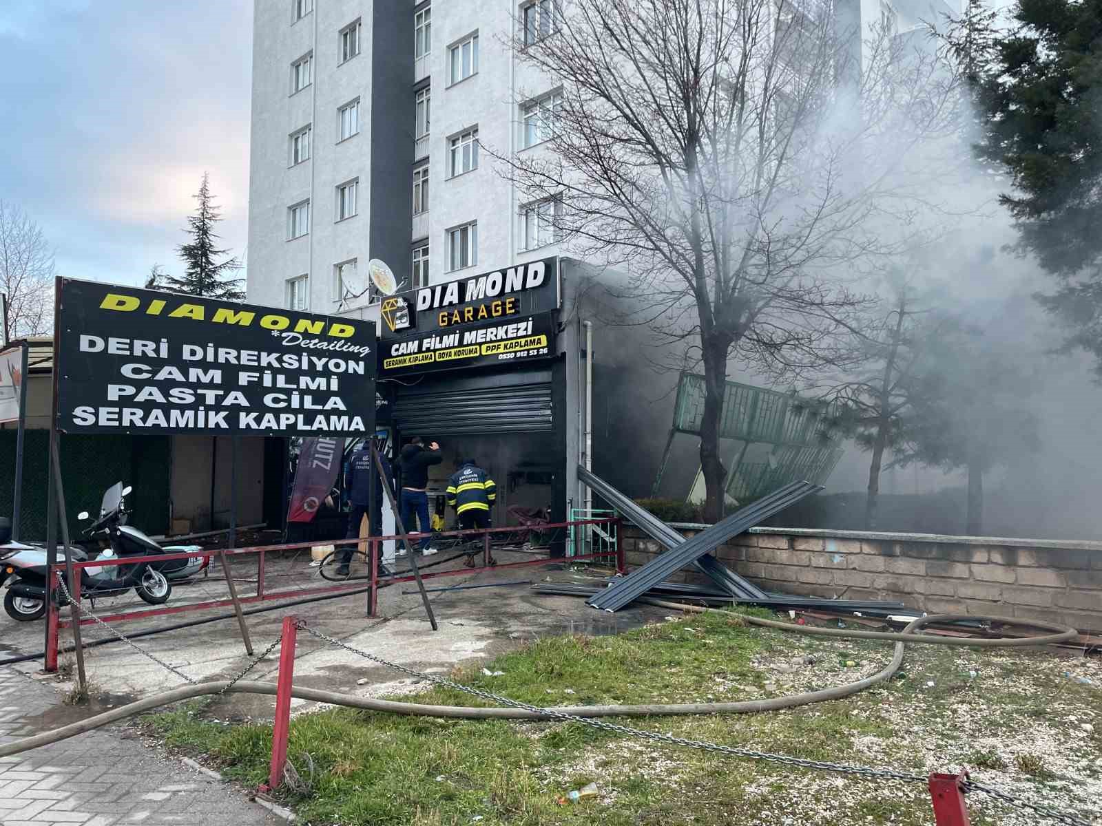 Eskişehir’de araç aksesuarı satan dükkanda yangın