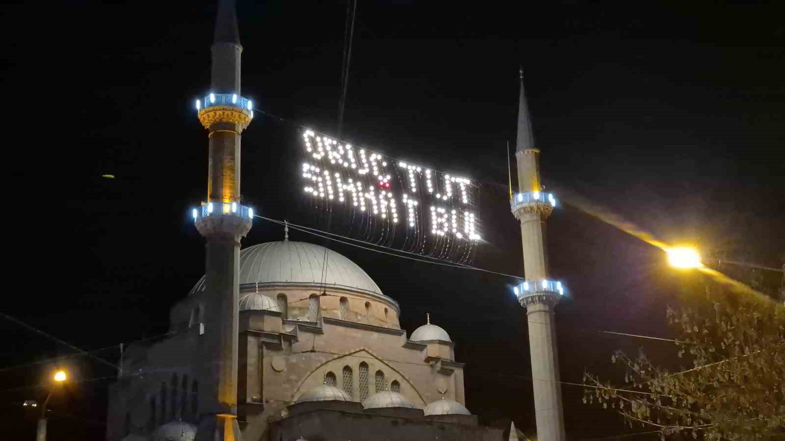 Eskişehir’de mahyalar minareleri süslemeye başladı