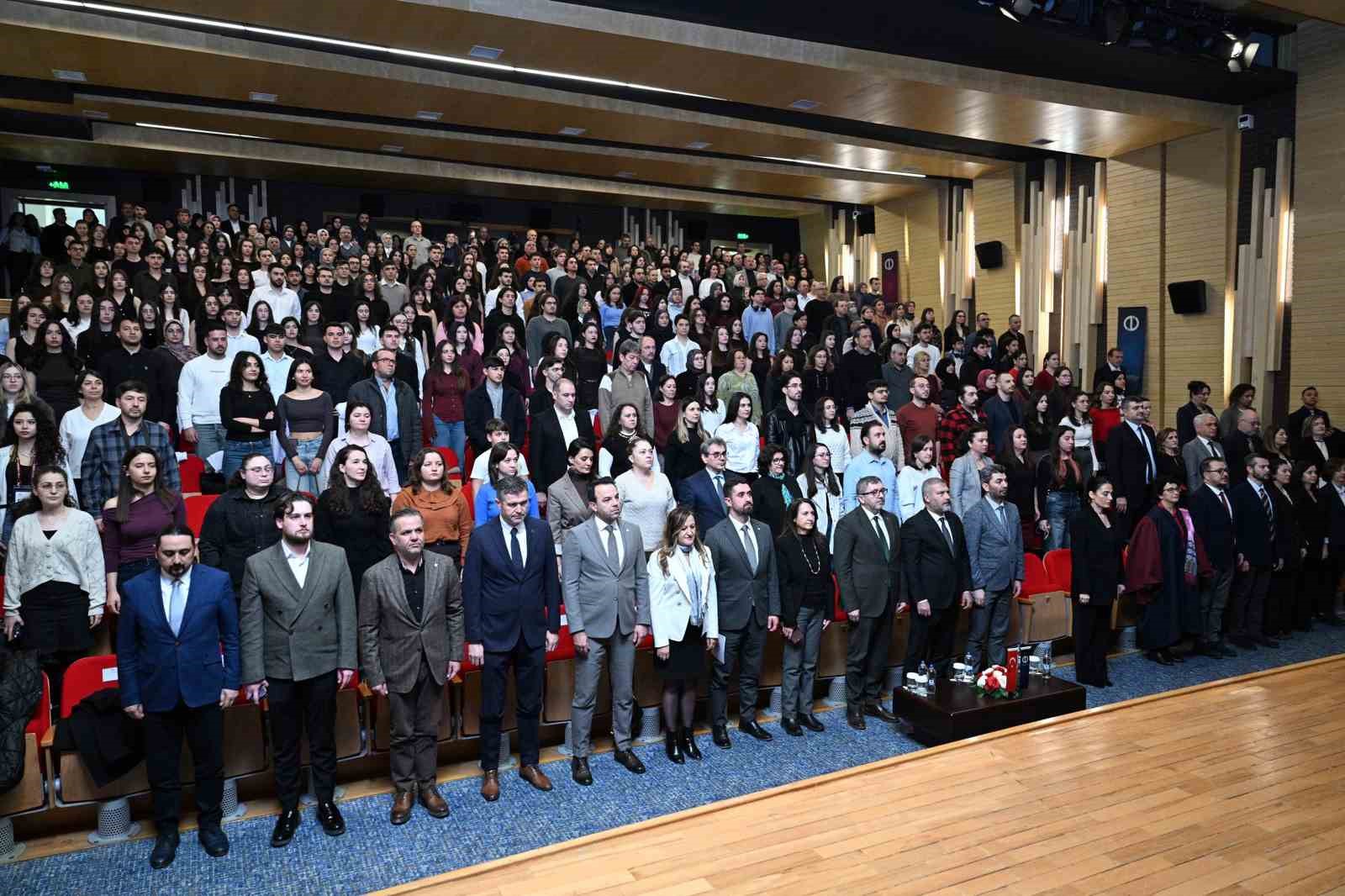 Geleceğin eczacıları düzenlenen törenle beyaz önlüklerini giydi