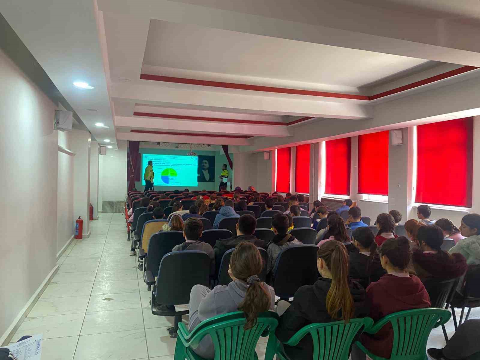 Seyitgazi’de öğrencilere trafik eğitimi verildi