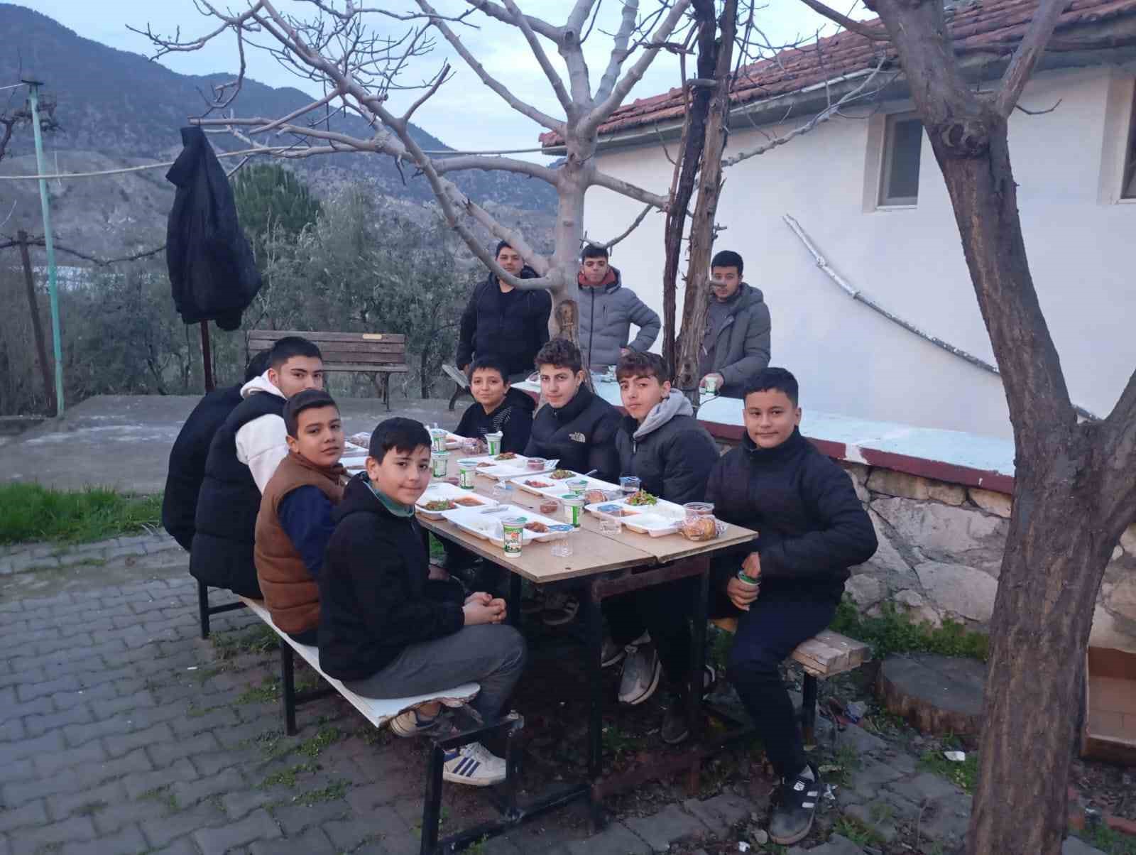 Sarıcakaya Müftüsü Altunbaş, Mayıslar Mahallesi’nde iftar sofrasına konuk oldu