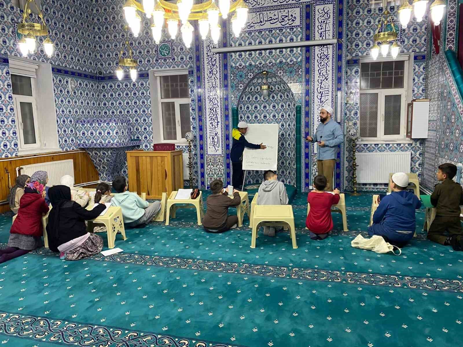 Kırka’da Ramazan neşesi: Camiler çocuklarla çiçek açtı