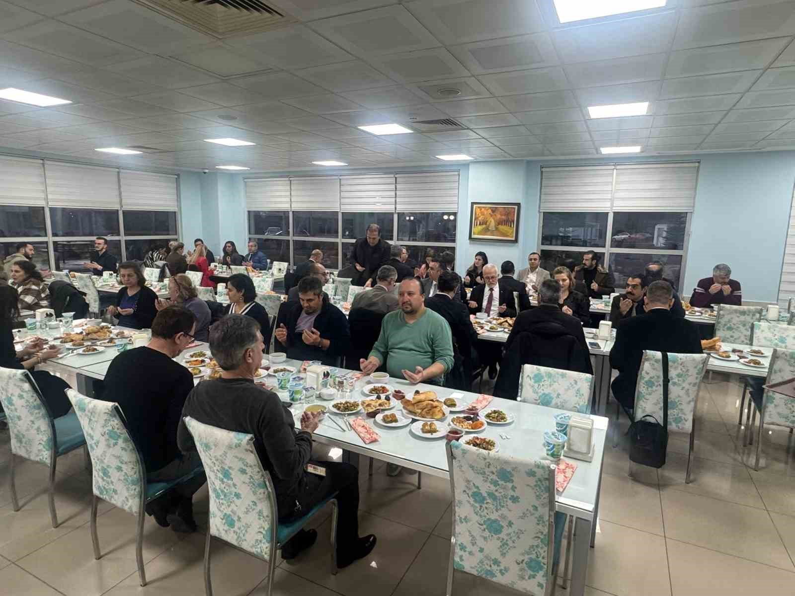Hastane çalışanları iftar sofrasında bir araya geldi