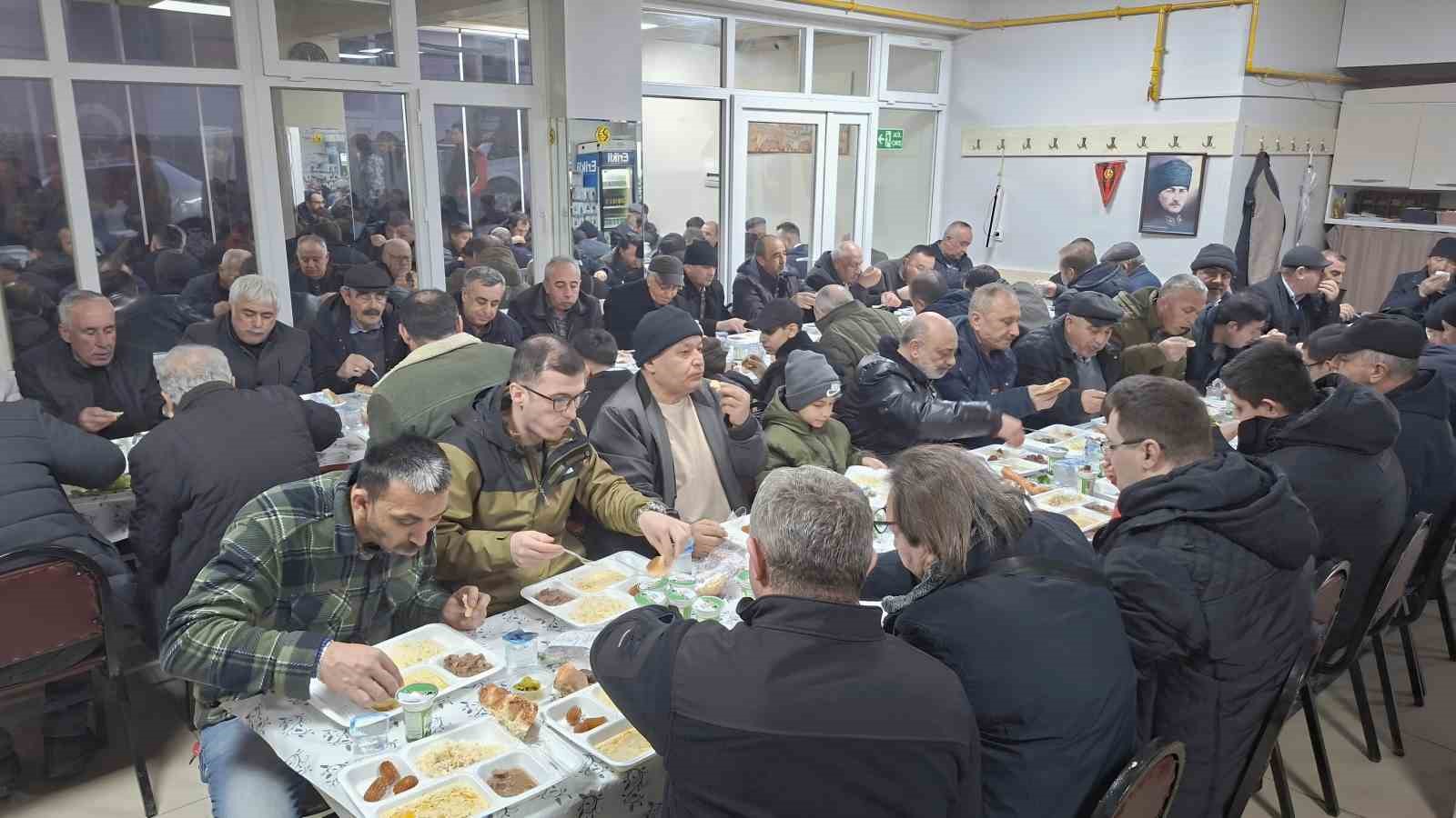 Karaören köylüleri ve misafirleri iftar yemeğinde bir araya geldi