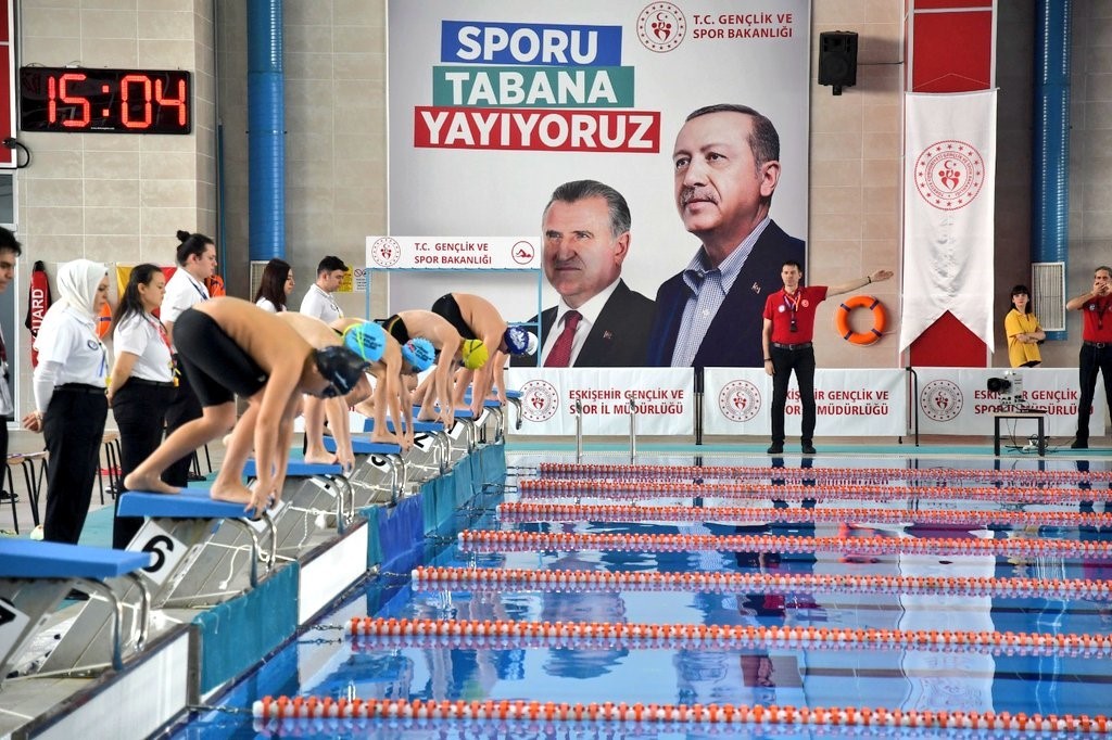 Eskişehir’de yüzme müsabakaları başladı