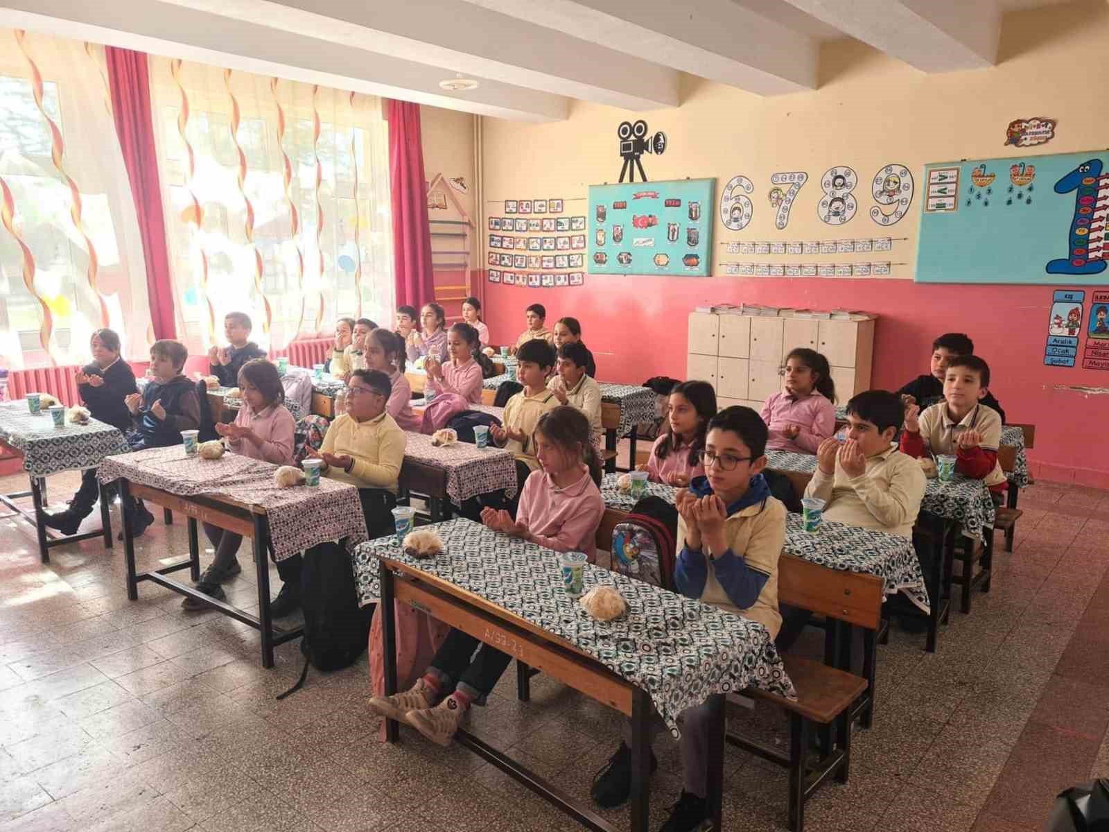 Tekne orucu tutan minikler iftarda buluştu