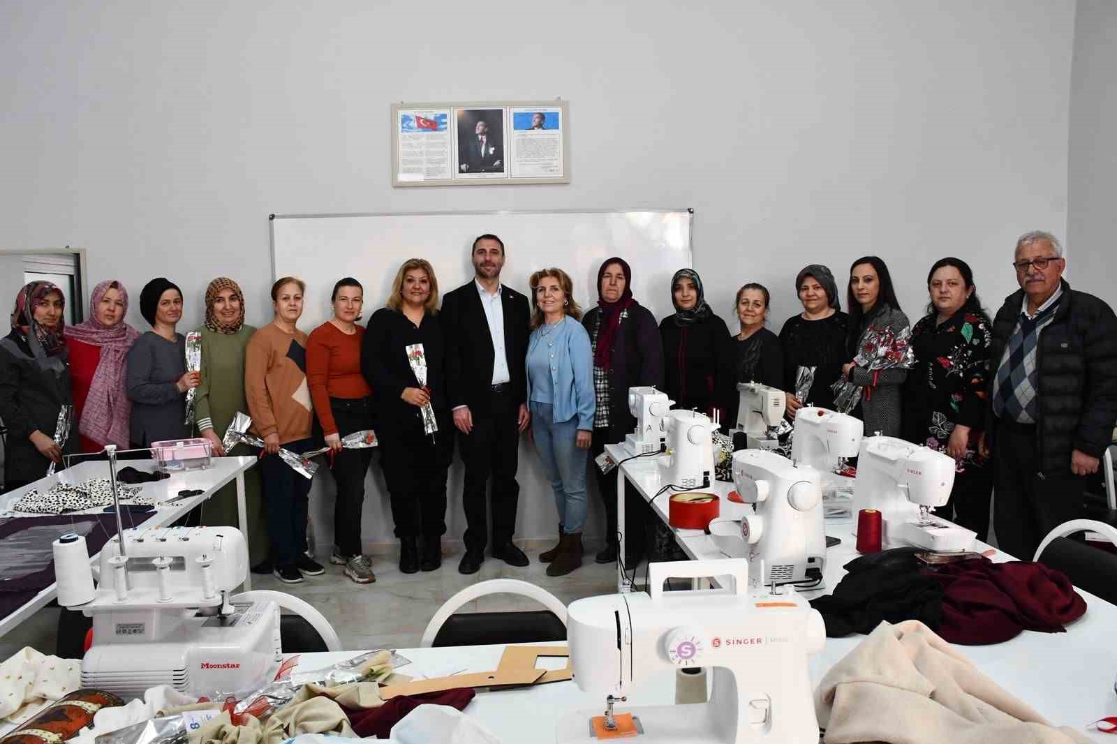 Beylikova’da kadınlar için bin çiçek dağıtıldı