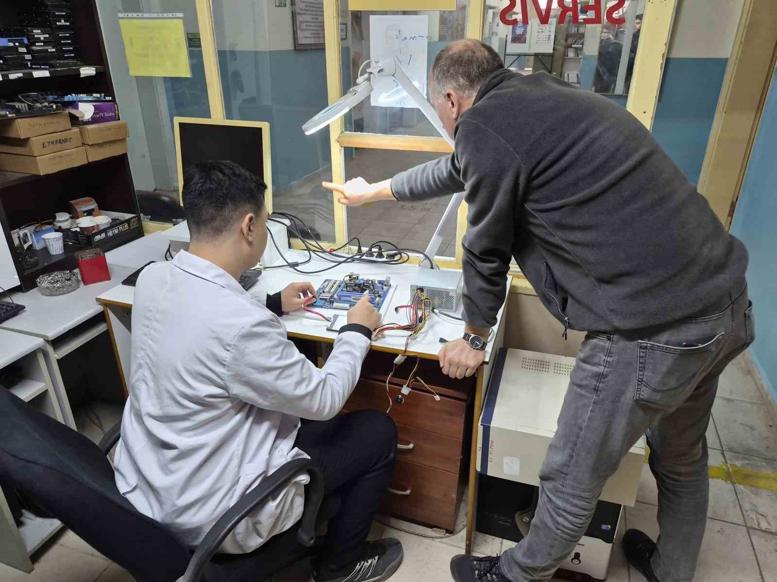 Dijitalleşen iş dünyasının aradığı nitelikli elemanlar meslek liselerinden çıkıyor