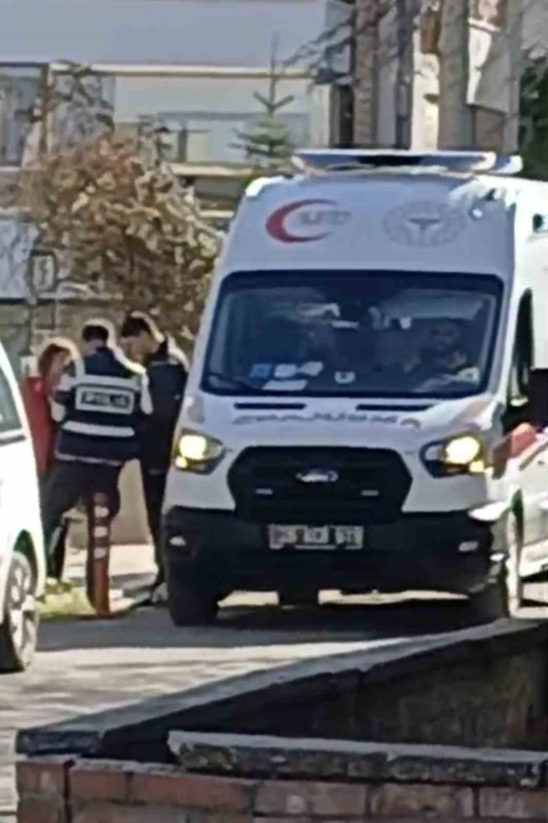 Motosikleti üzerine devrilen sürücü yaralandı