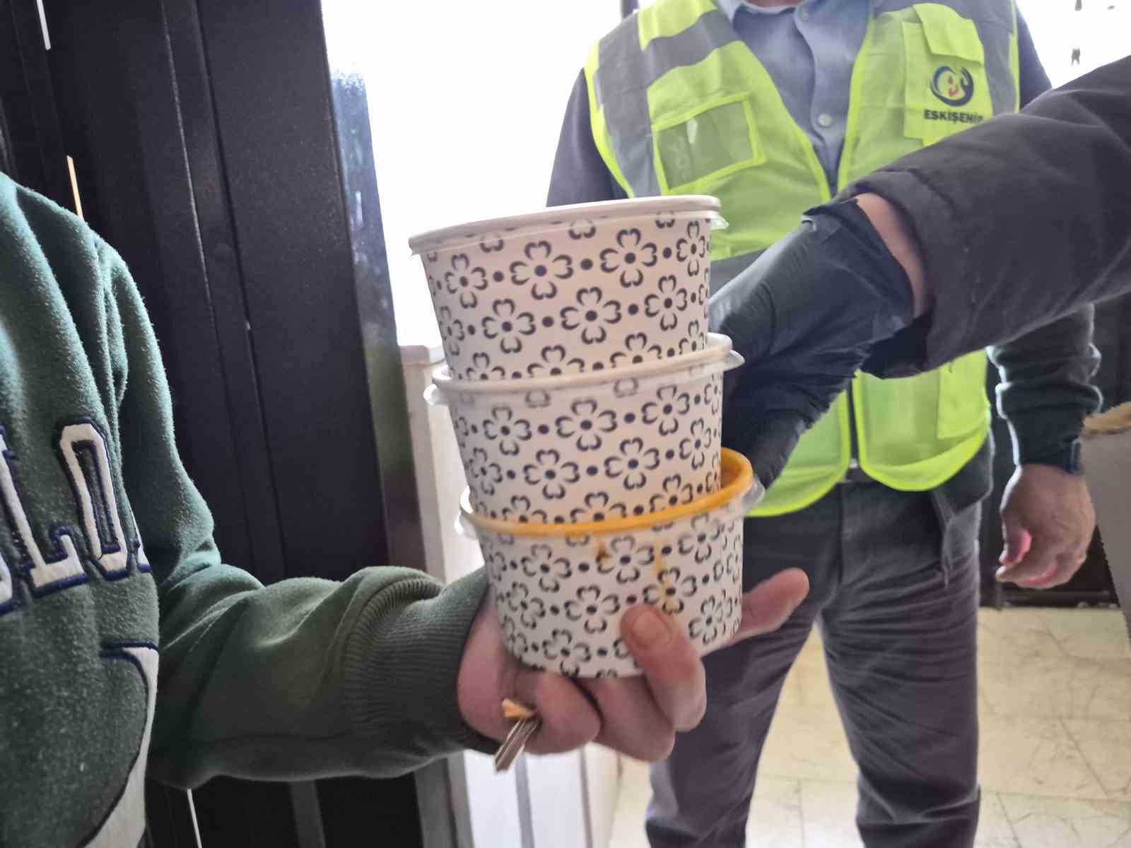 İhtiyaç sahibi vatandaşlar hayırseverlerin katkısıyla iftar yapıyor