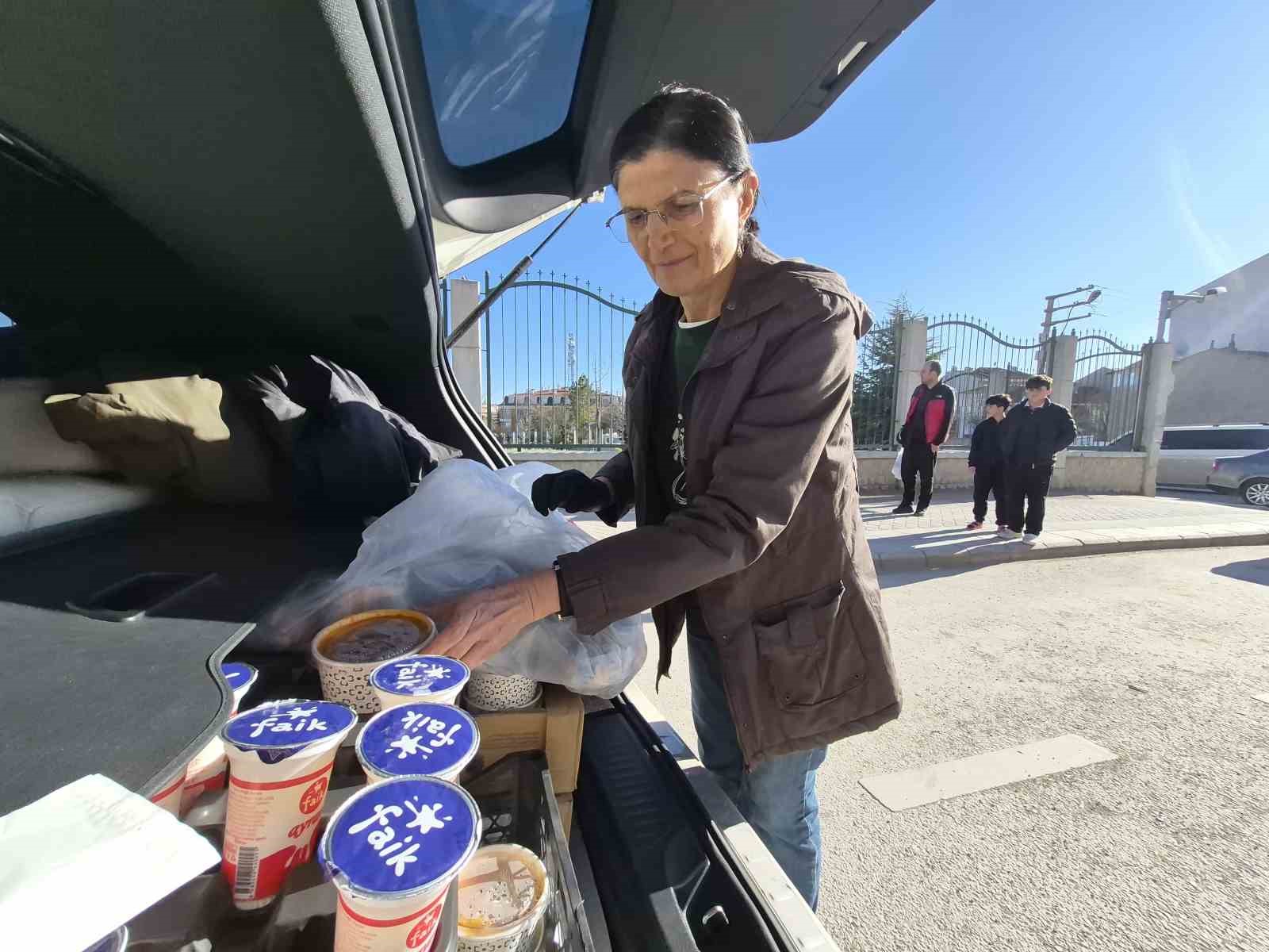 Yıllarca öğrenci yetiştiren öğretmen emekliliğinde de topluma katkı sağlıyor