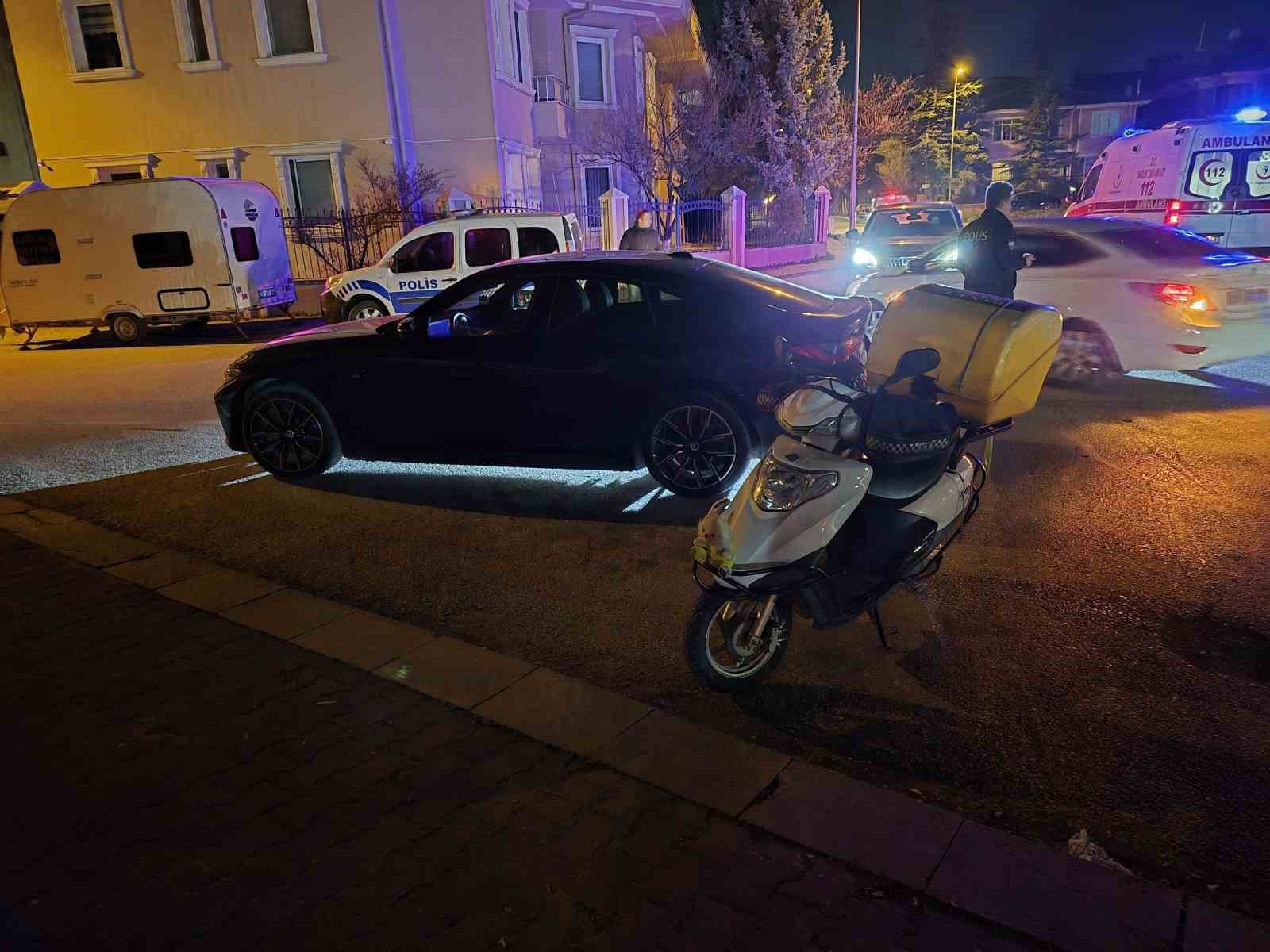 Önüne araç çıkınca motosikleti deviren kurye yaralandı