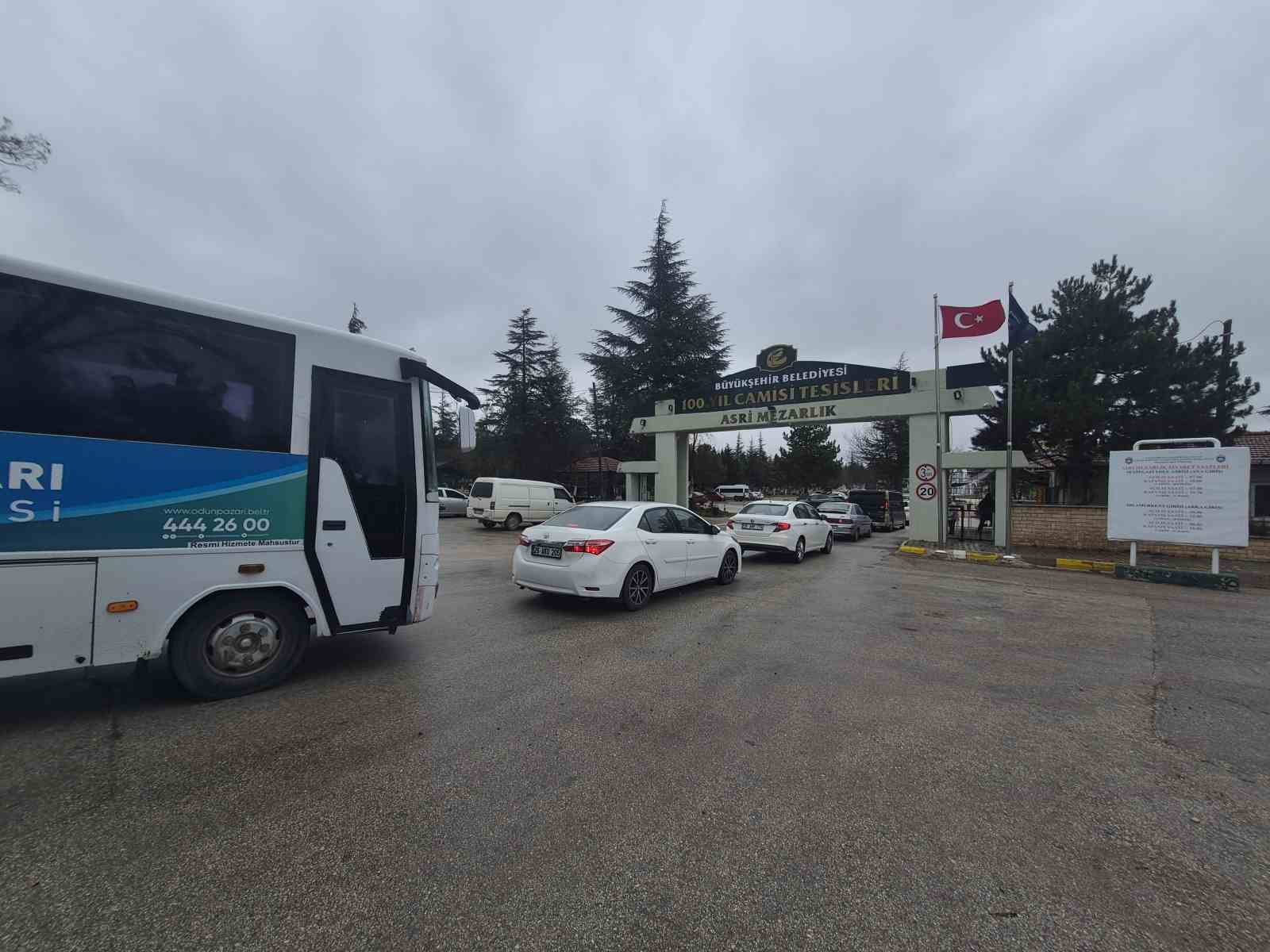 Eskişehir’de Arefe gününde Asri Mezarlık’ta yoğunluk yaşandı