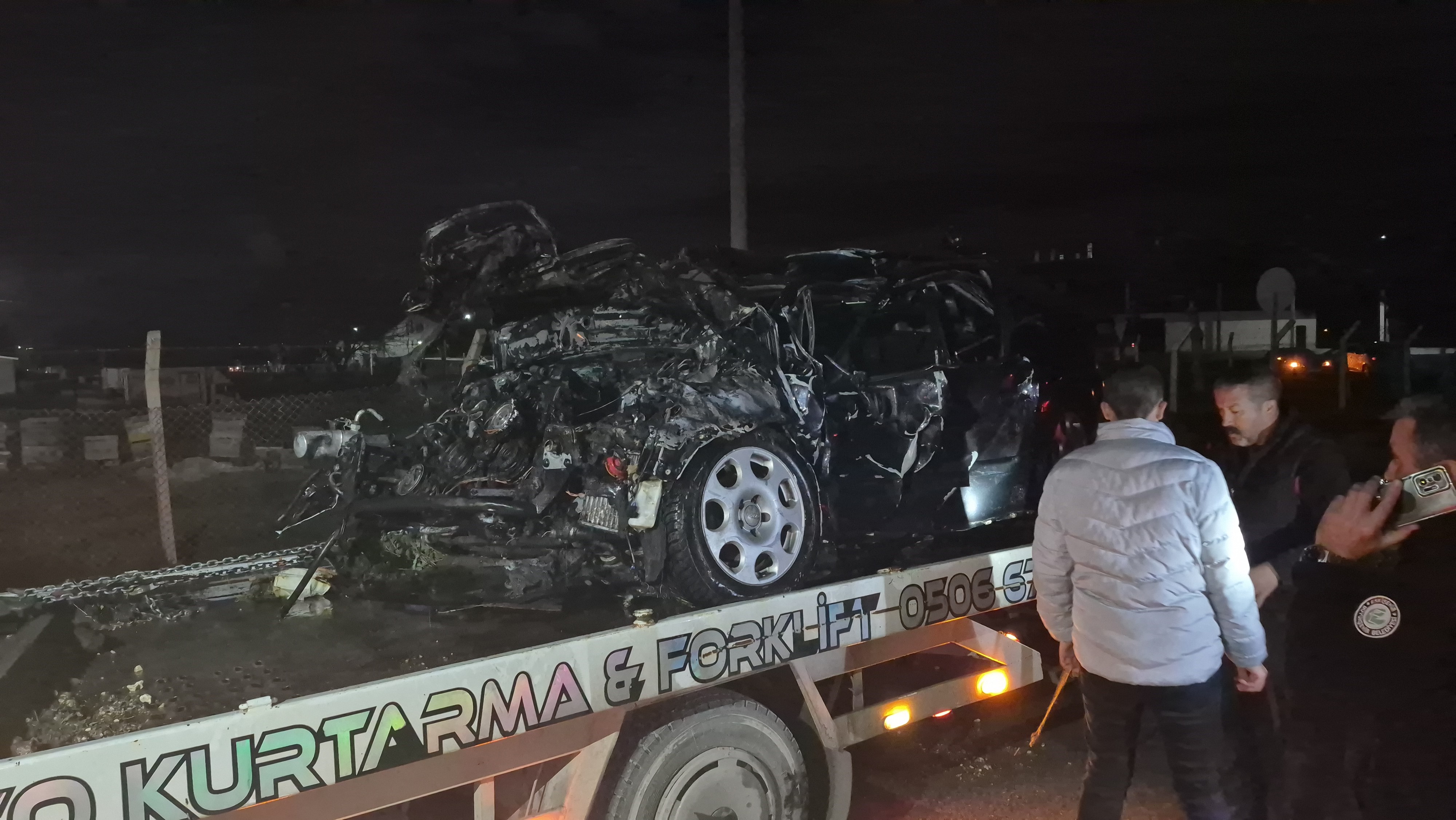 Tırın Altında Kalan Otomobil Çekici Üzerinde Alev Aldı